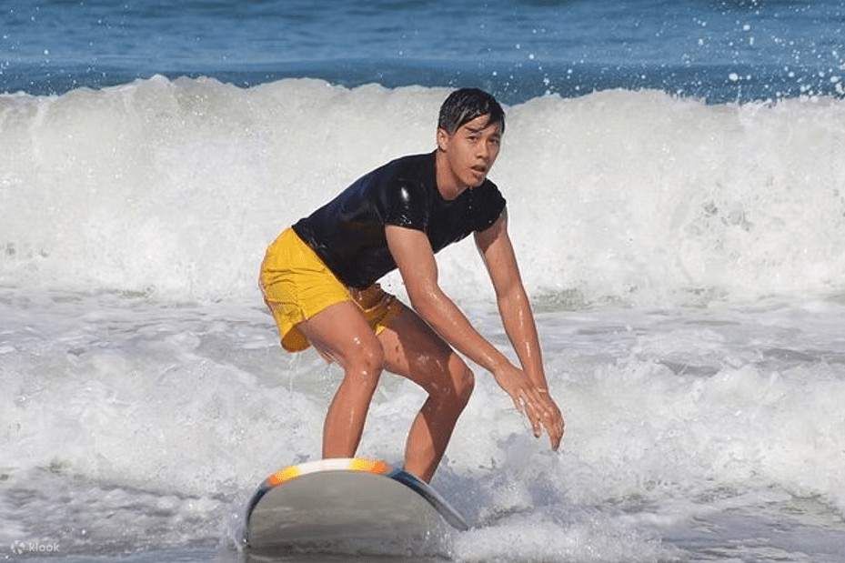 Lelaki meluncur ombak