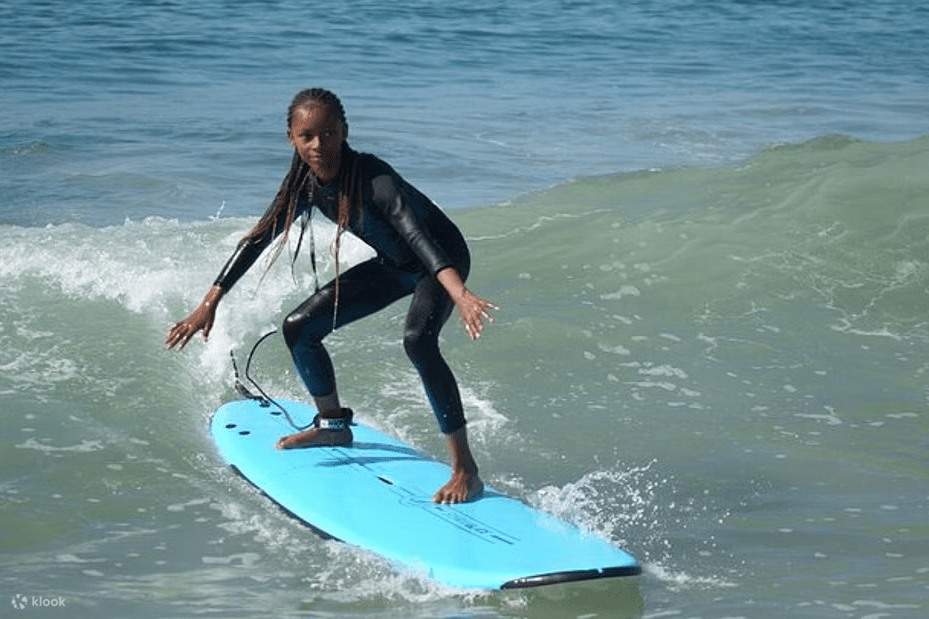 Ragazza in piedi su una tavola da surf