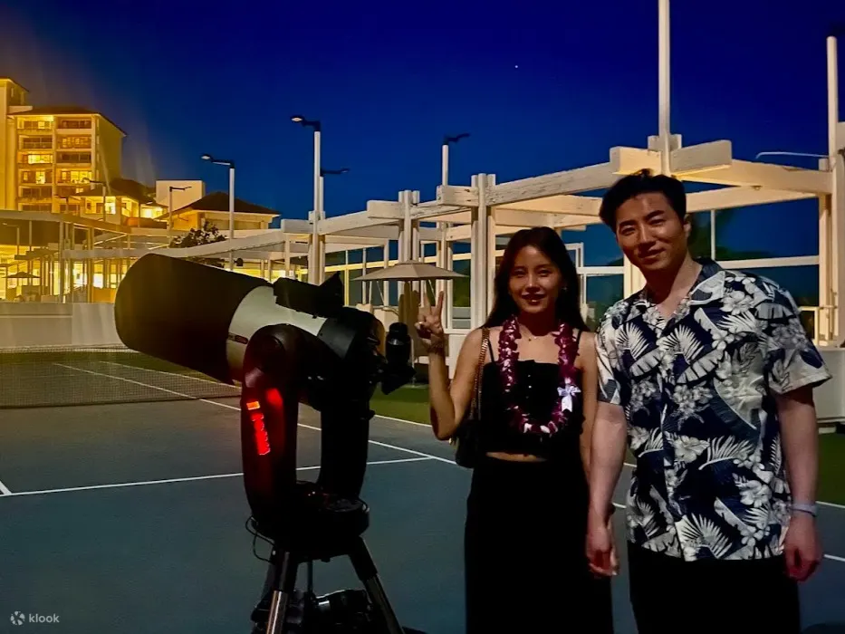 情侣在星空下合影，绿色激光划破天空，照亮张张笑脸