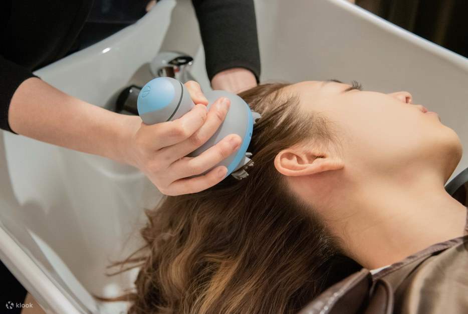 Détendez-vous et soulagez le stress grâce à des soins rafraîchissants pour le cuir chevelu.