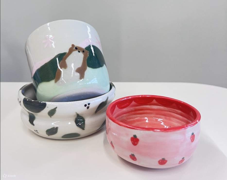 陶器　絵画をする人 シンガポールで陶器絵付けワークショップ「Am I Addicted」 | Klook