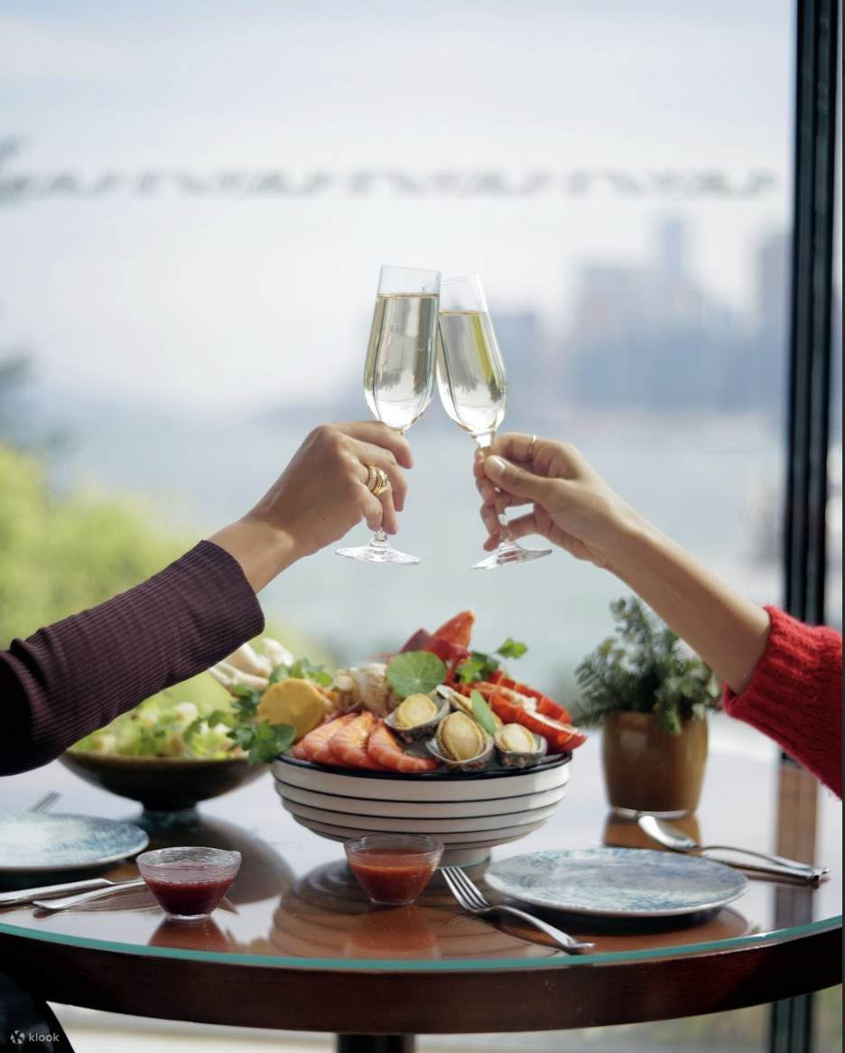 Set Pinggan Makanan Laut Mewah Malam Tahun Baru dan Champagne untuk Dua Orang