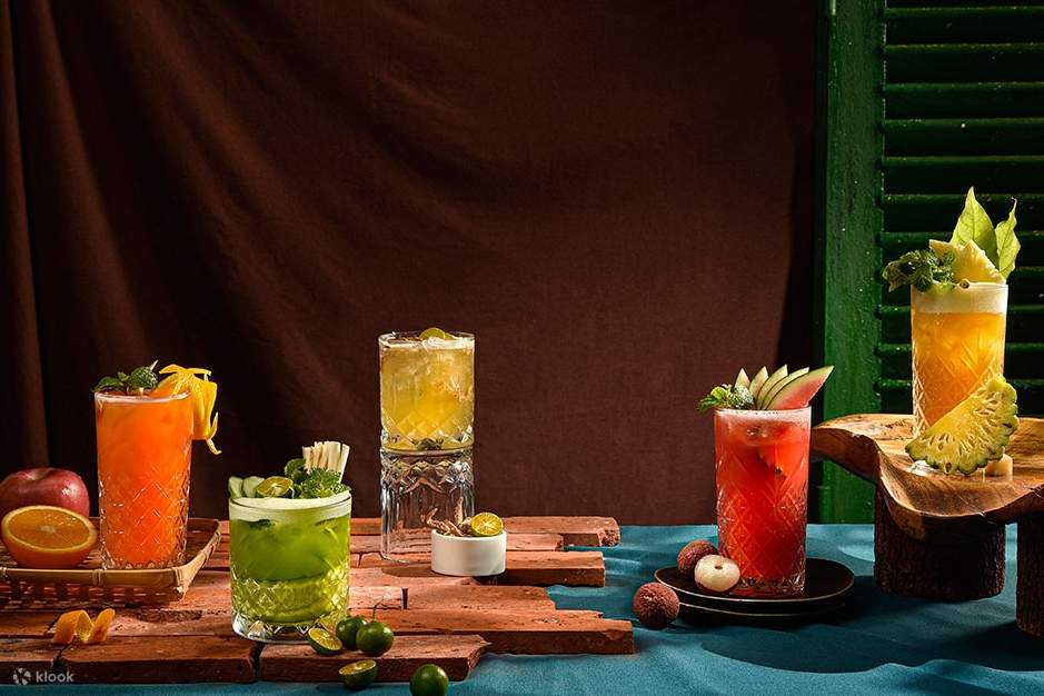 Una mesa que muestra una variedad de bebidas, incluyendo bebidas en vasos y botellas