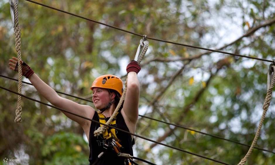Một người phụ nữ đang đu dây zipline