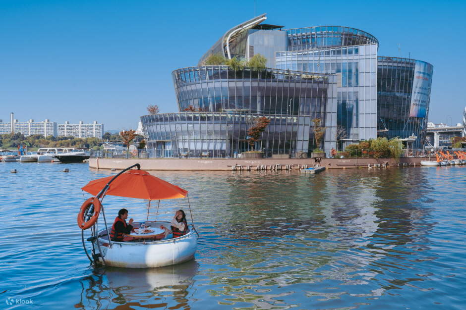 It is a large six-seater boat that allows couples, families, friends, schools, and companies, as well as various events for men and women of all ages!