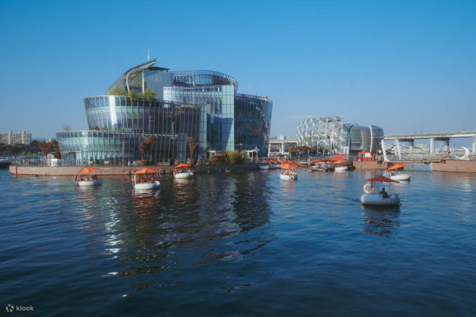 這是一個可以在水上自由享用美食和飲品的空間，在美麗的自然風光背景下，享受駕駛船隻和互相交談的樂趣。