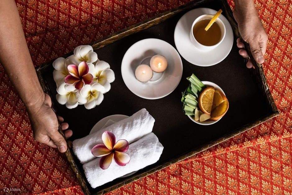 Человек держит поднос с едой и цветами