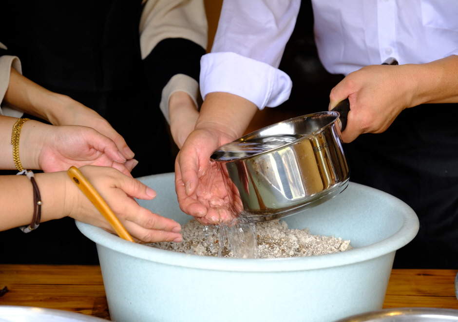 • 「薬酒（韓国の米酒）作り体験」では、炊いたご飯を冷まし、酵母を加えて混ぜ合わせます。そして最後に、薬酒（韓国の米酒）作りで最も重要な工程を仕上げます。