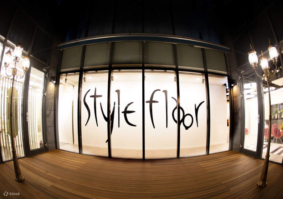 стильный салон на этаже