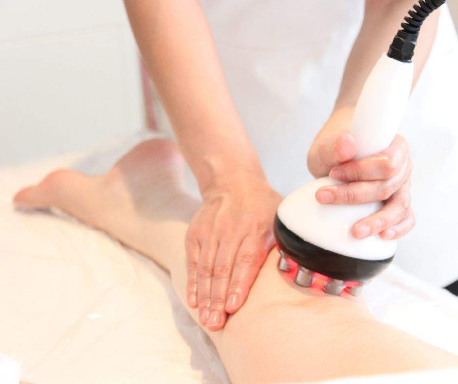 Combinant les derniers instruments tels que la radiofréquence, l'EMS et l'aspiration avec des techniques manuelles expertes, nous adaptons les soins de remodelage corporel.