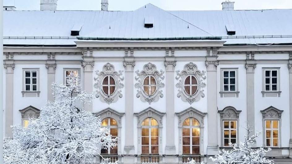 잘츠부르크의 상징적인 바로크 양식 랜드마크인 미라벨 궁전에서 매혹적인 저녁을 즐겨보세요.