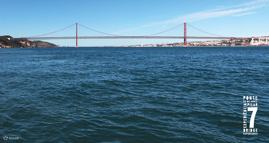 ピラール7の展望デッキから街と川の景色を眺める