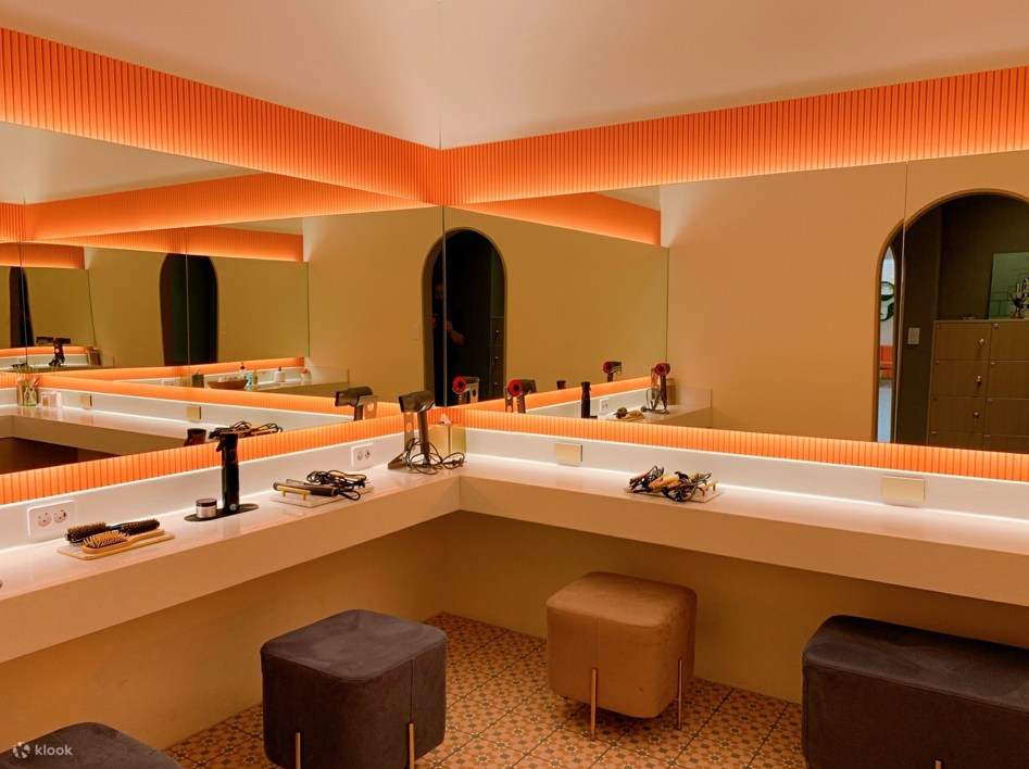 在化妝間結束，那裡備有所有必要的設備和物品，如捲髮棒和吹風機。