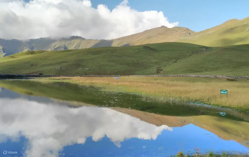 dayara bugyal湖畔景观