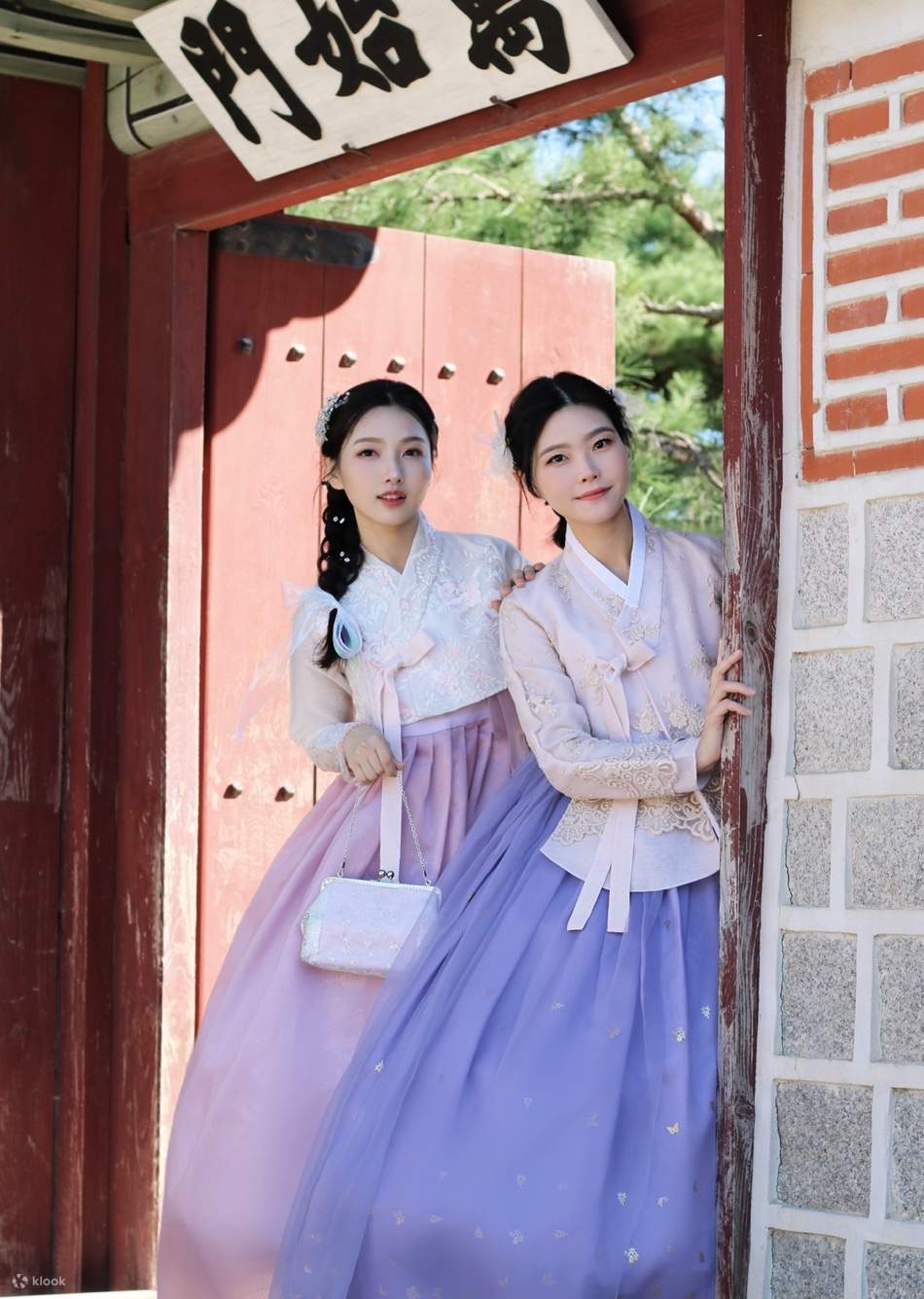Sewa Hanbok dengan Penataan Rambut & Aksesori di Hanbokgirls