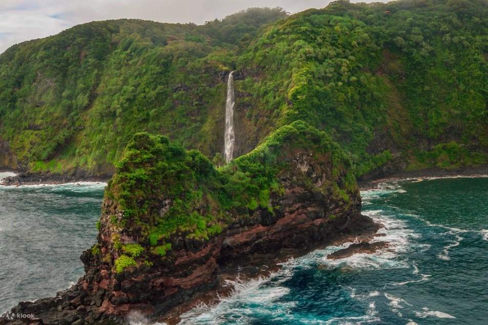 在惊险的空中之旅中飞越翠绿的山谷和隐藏的瀑布