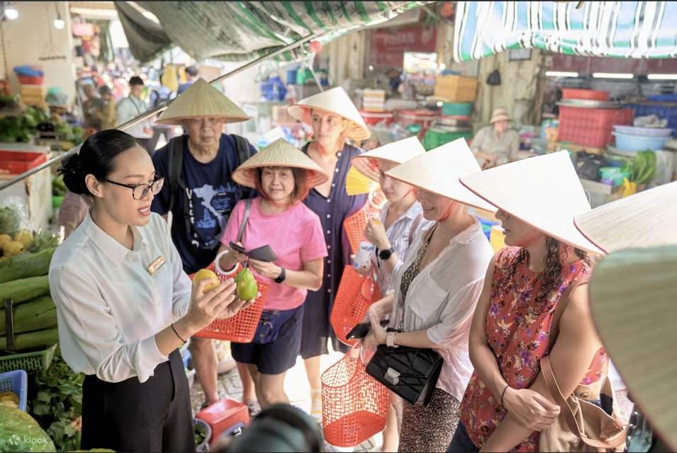 หรือเลือกเข้าร่วมทัวร์ชม ตลาดเบ๊นถั่ญ (Ben Thanh Market) จุดหมายปลายทางสำหรับการช้อปปิ้งที่มีชื่อเสียงที่สุดสำหรับนักท่องเที่ยวในโฮจิมินห์ซิตี้