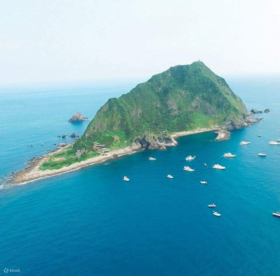 Keelung Island Landing】Experience around the island, on the lighthouse,  around the Elephant Trunk Rock - Klook