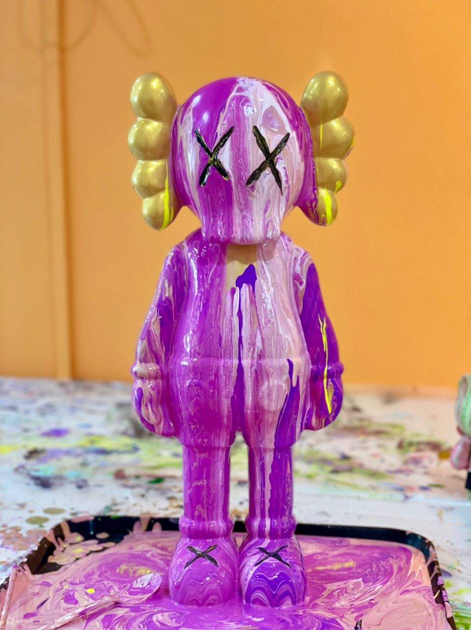 マラッカの The Moment Studio による Fluid Pouring Kaws