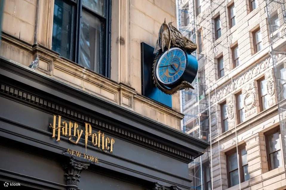 在Harry Potter New York体验独特的扫帚飞行，翱翔于霍格华兹的天空