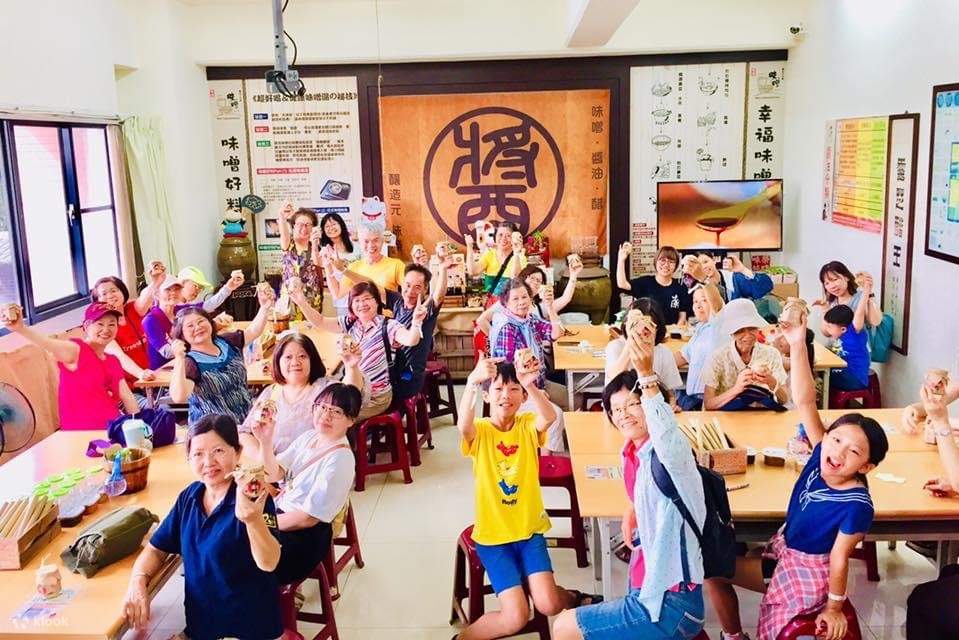 Un groupe de touristes participe ensemble à un atelier de fabrication de miso.