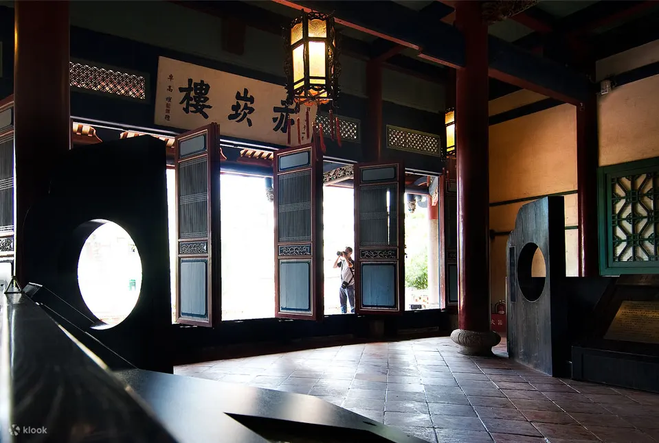 登上赤崁楼，我们可以看到许多传统建筑特色的展示