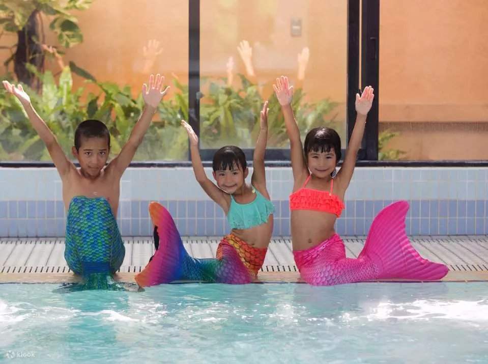 3 bé gái tạo dáng với trang phục nàng tiên cá