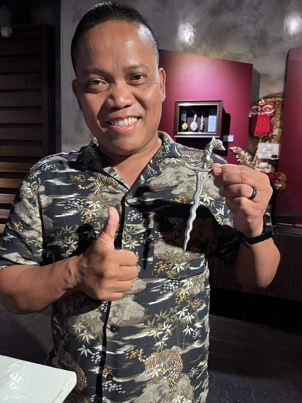 foto dengan keris buatan tangan