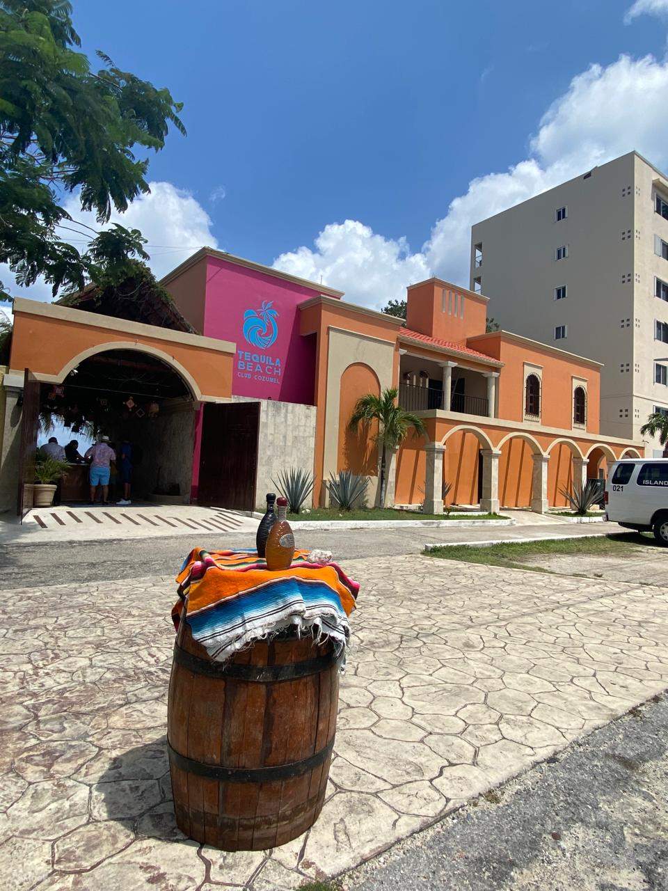 Bagikan tawa dan momen ceria di tempat liburan pantai terbaik Cozumel