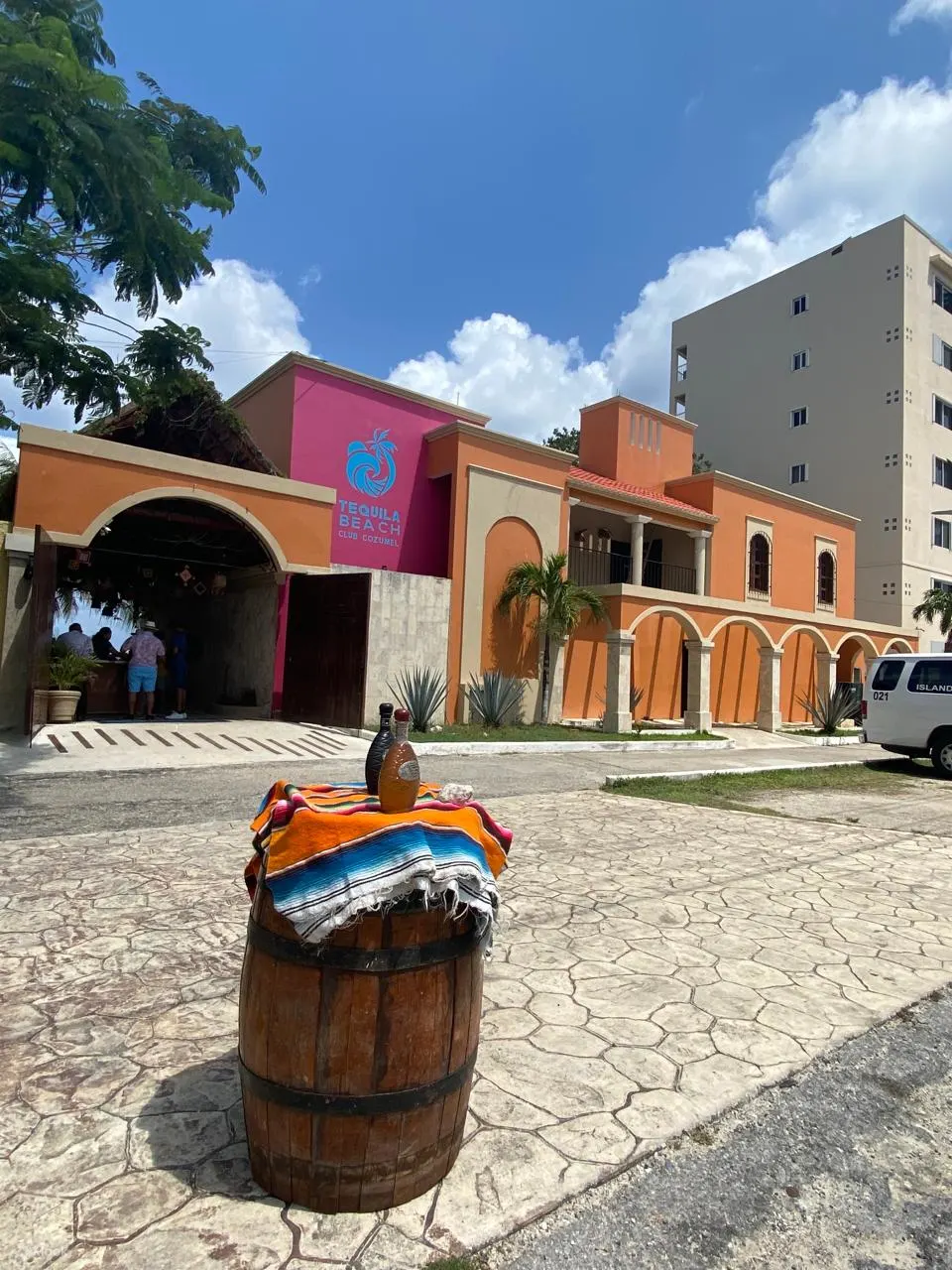 在科苏梅尔岛最棒的海滩度假胜地共享欢笑和活力时刻