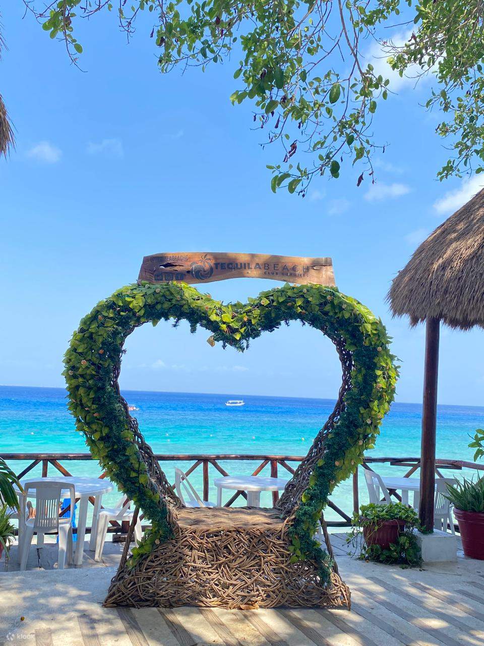 Koktel Champagne, pengembaraan berkayak, dan kebahagiaan di tepi pantai di Cozumel