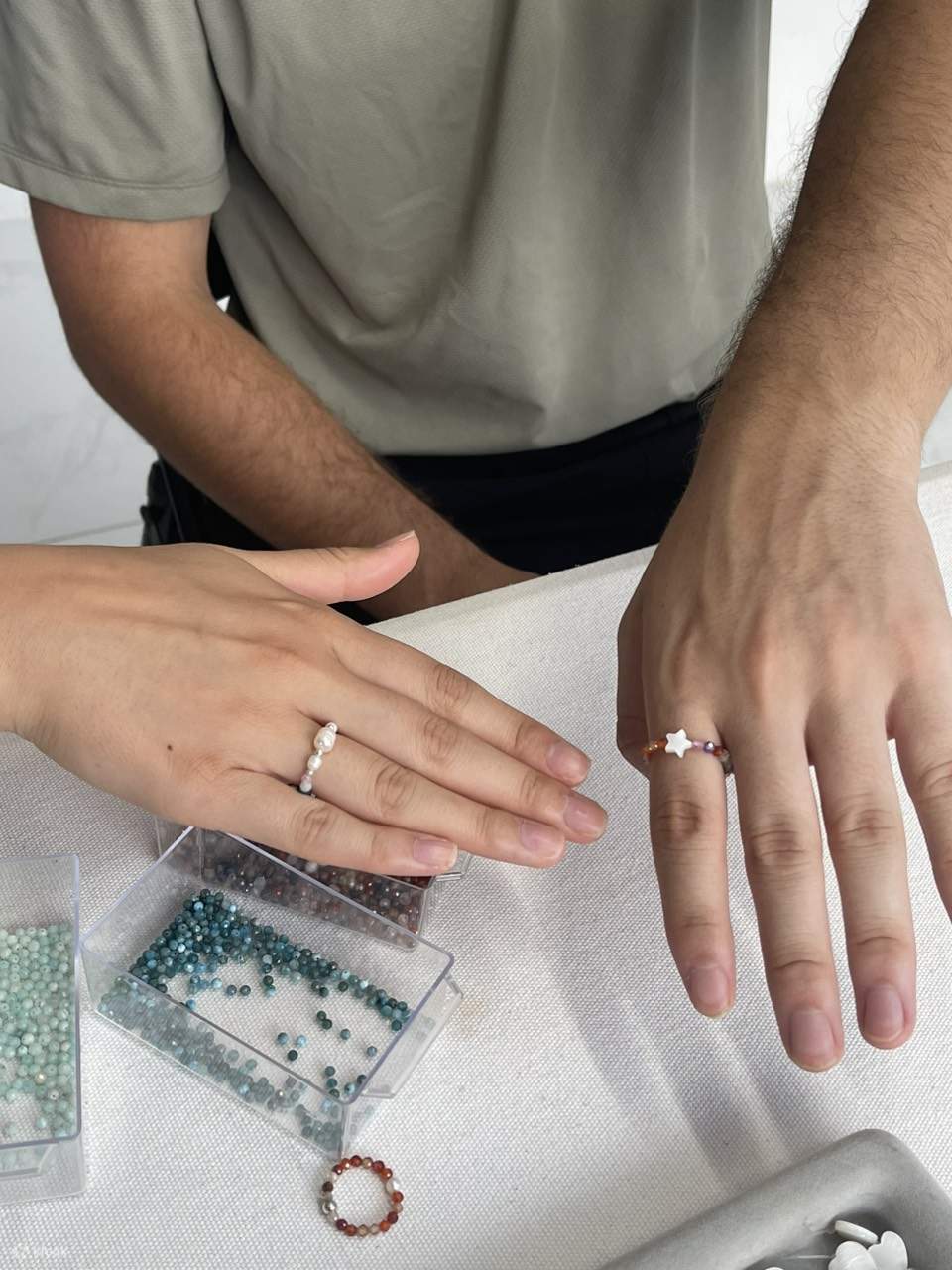 crea un anello elastico unico realizzato con materiali naturali