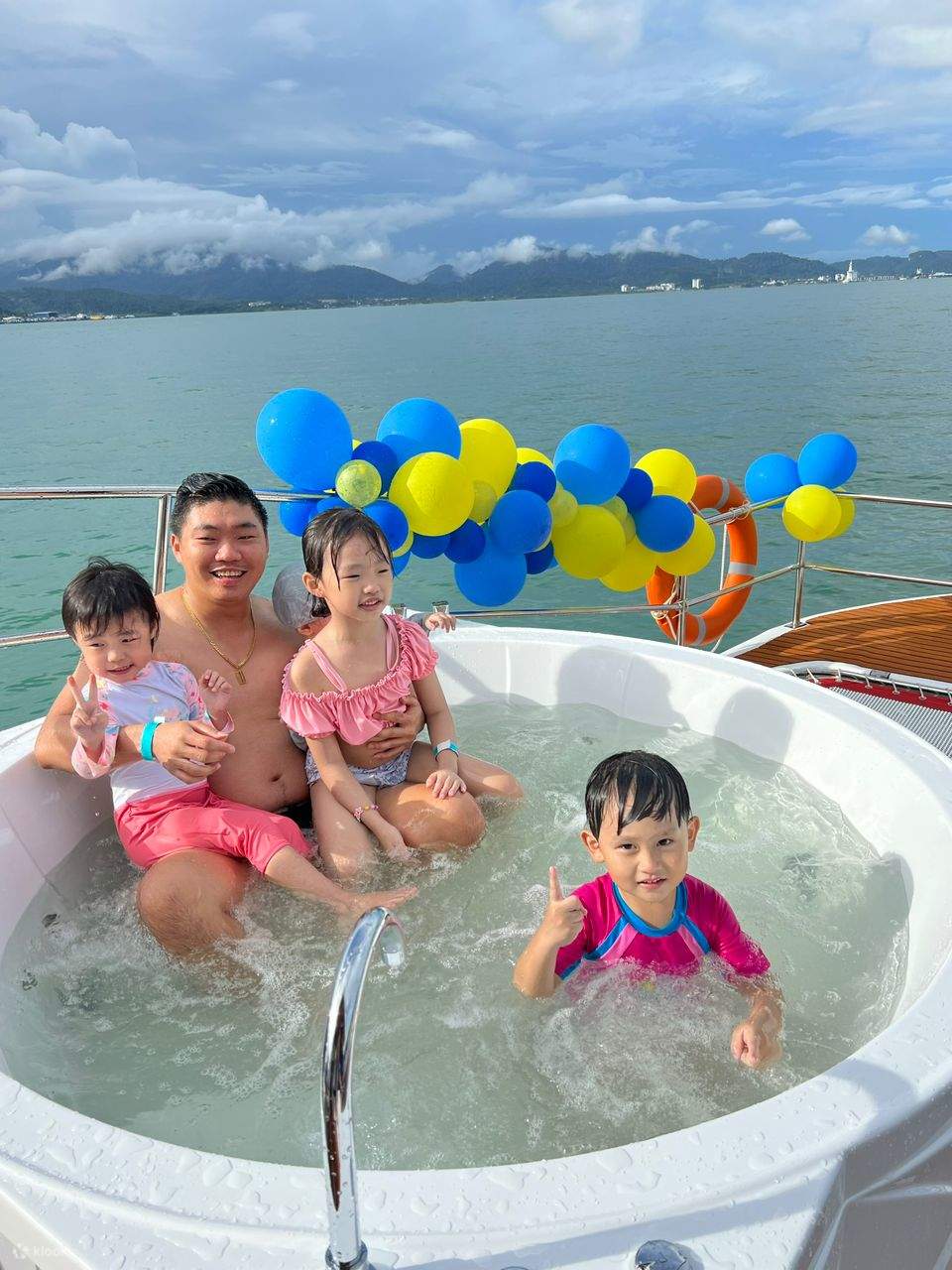 แพ็กเกจล่องเรือชมพระอาทิตย์ตกแบบพรีเมียมพร้อมอาหารค่ำ โดย Kapal Layar ในลังกาวี