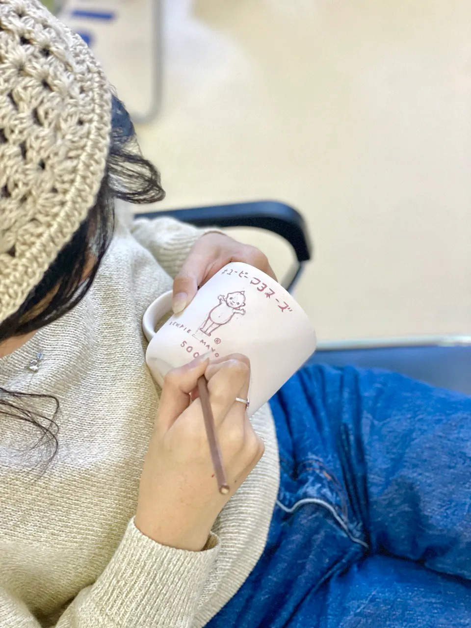 เด็กผู้หญิงกำลังเพ้นท์สีบนแก้ว 