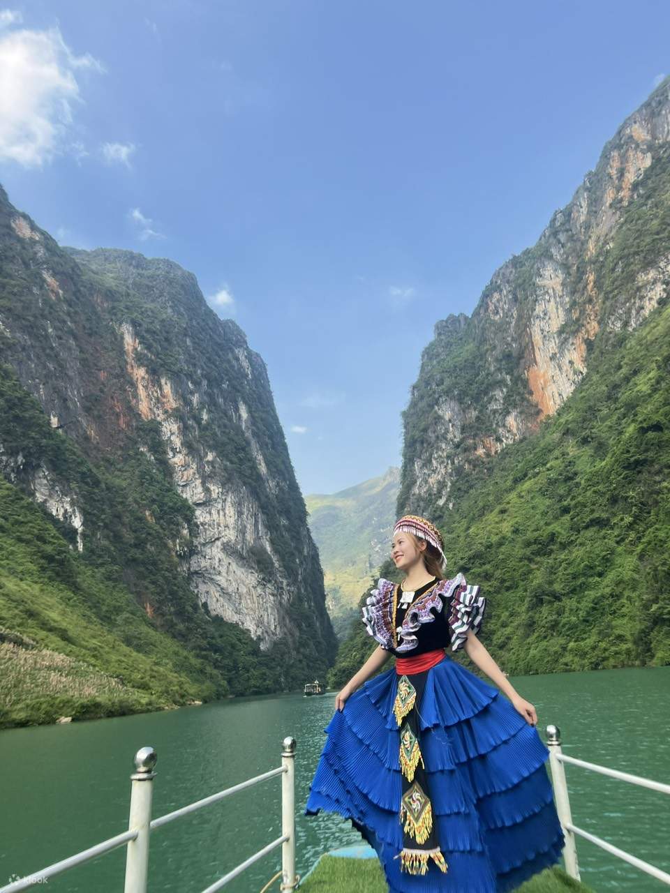 Seorang gadis dengan pakaian etnik