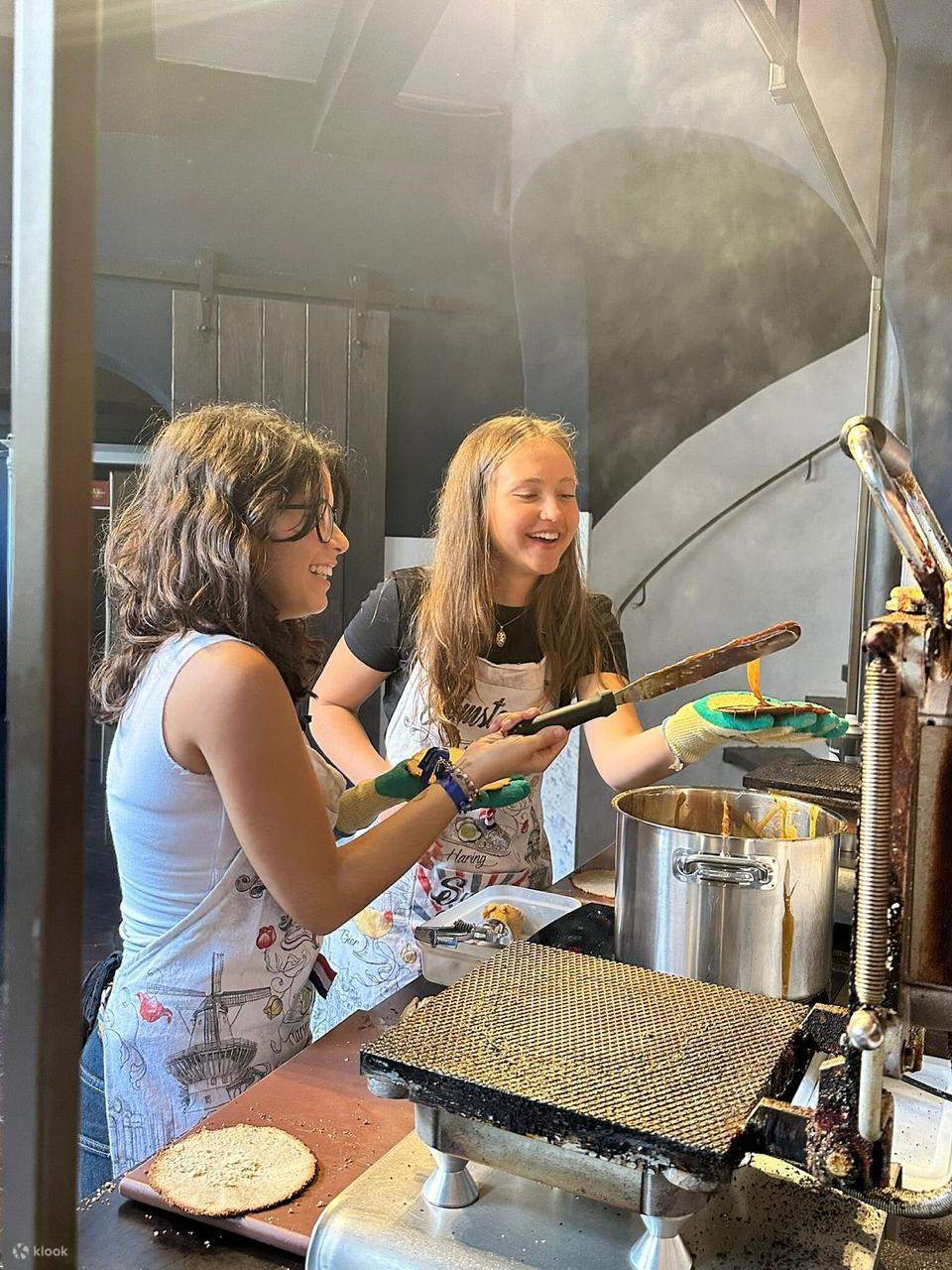 amis profitant de l'atelier