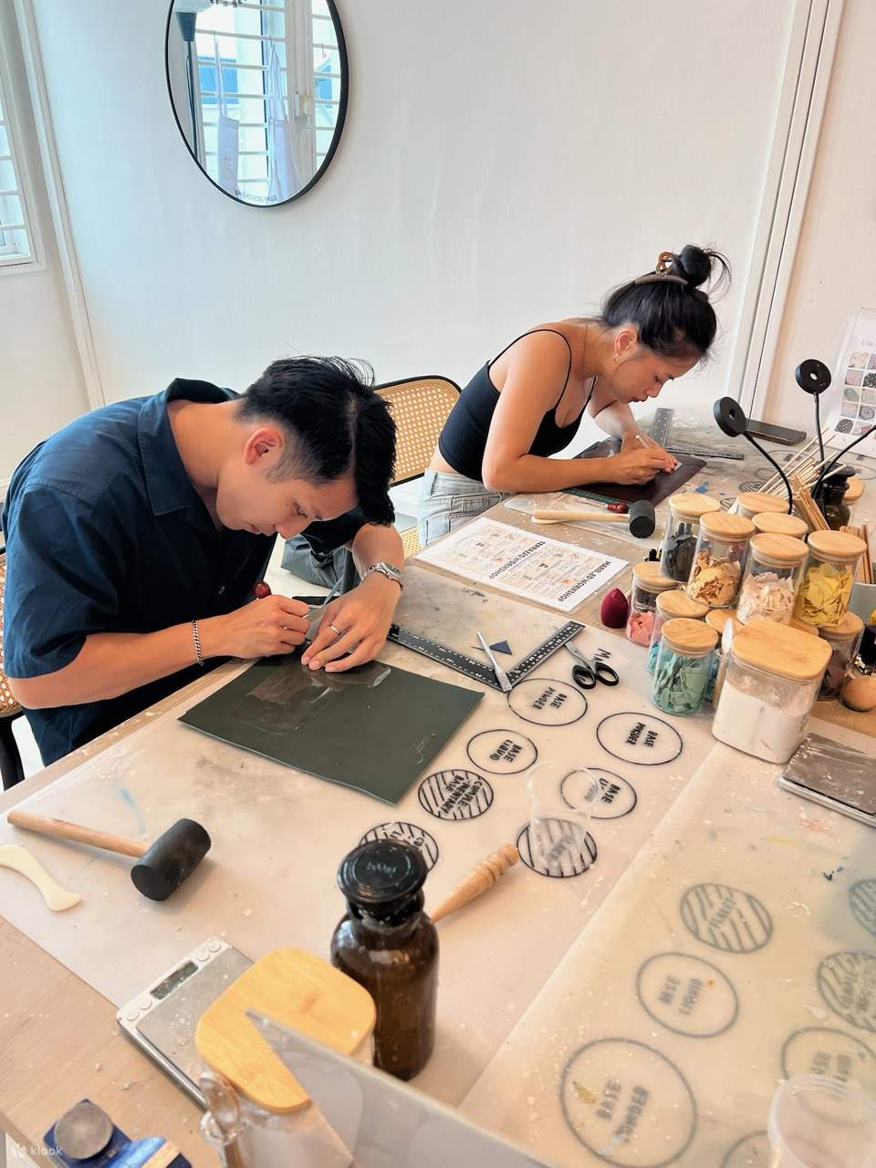 Impara le basi della lavorazione del cuoio e crea il tuo portafoglio in pelle