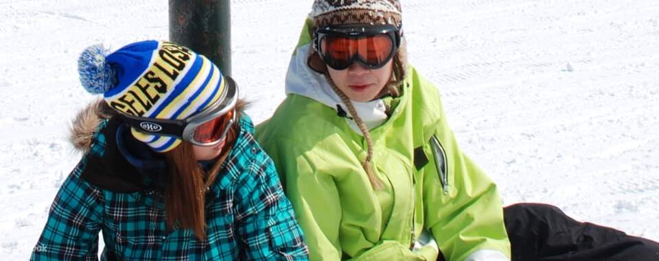 Deux clients en tenue de ski complète à la station de ski Sapporo Teine