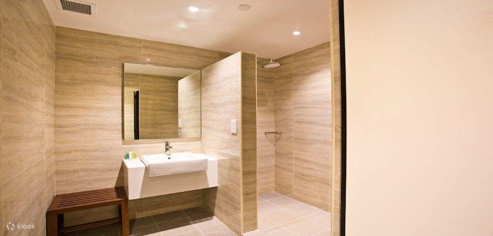 Terminal 2 lounge airport changi singapore rest gym smoke outdoor view sleep nap comfortable clean food buffet dining