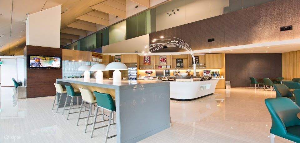 Terminal 2 Lounge Flughafen Changi Singapur Ruhe Fitnessstudio Rauchen Aussicht im Freien Schlafen Nickerchen komfortabel sauberes Essen Buffet Essen