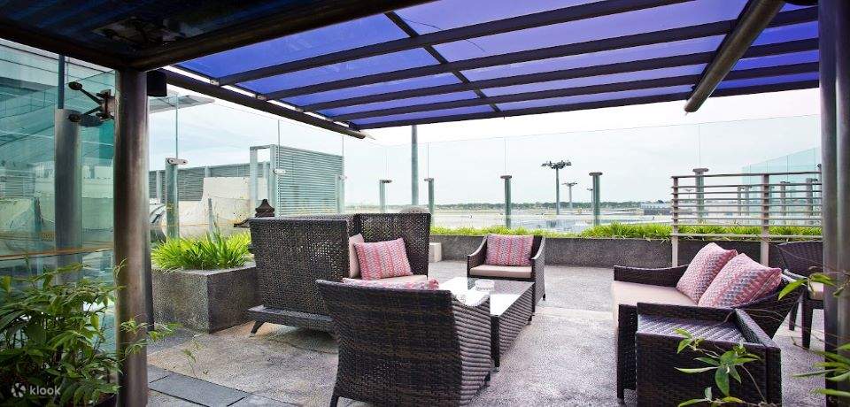 Terminal 2 lounge airport changi singapore rest gym smoke outdoor view sleep nap comfortable clean food buffet dining