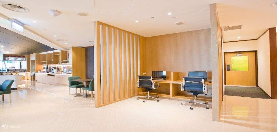 Terminal 2 lounge airport changi singapore rest gym smoke outdoor view sleep nap comfortable clean food buffet dining