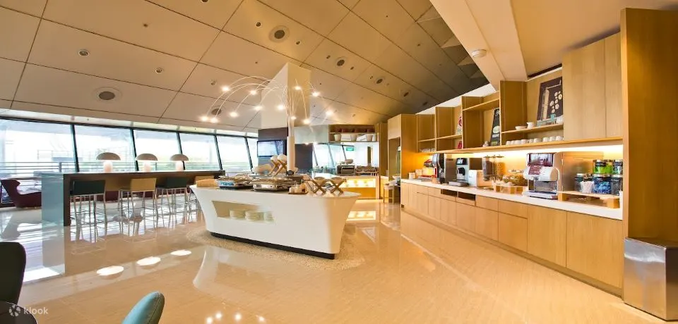 Terminal 2 lounge airport changi singapore rest gym smoke outdoor view sleep nap comfortable clean food buffet dining