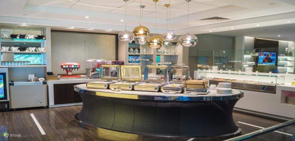 Terminal 3 lounge airport changi singapore rest gym smoke outdoor view sleep nap comfortable clean food buffet dining