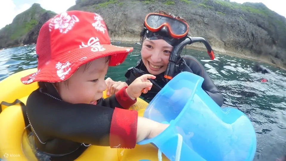 恩纳村青之洞窟儿童浮潜（1岁即可参加）（无限量照片和视频，免费停车和淋浴）