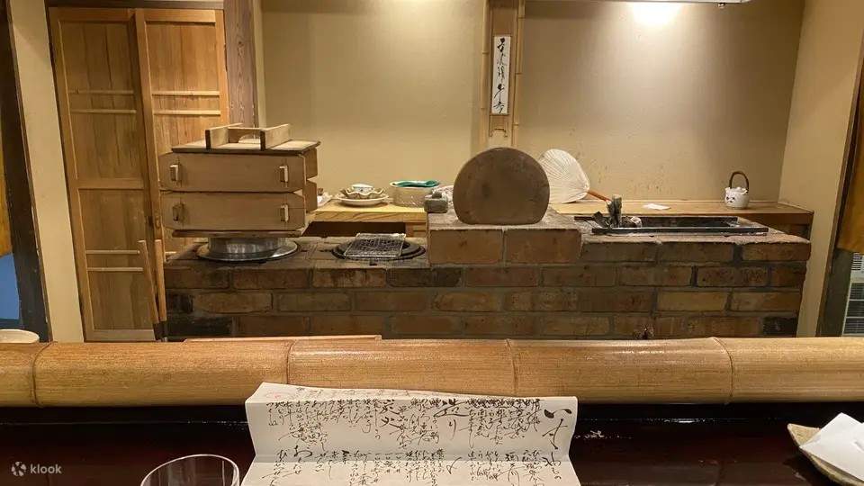 在当地导游的带领下，体验京都美食之旅 - 感受当地风味与传统