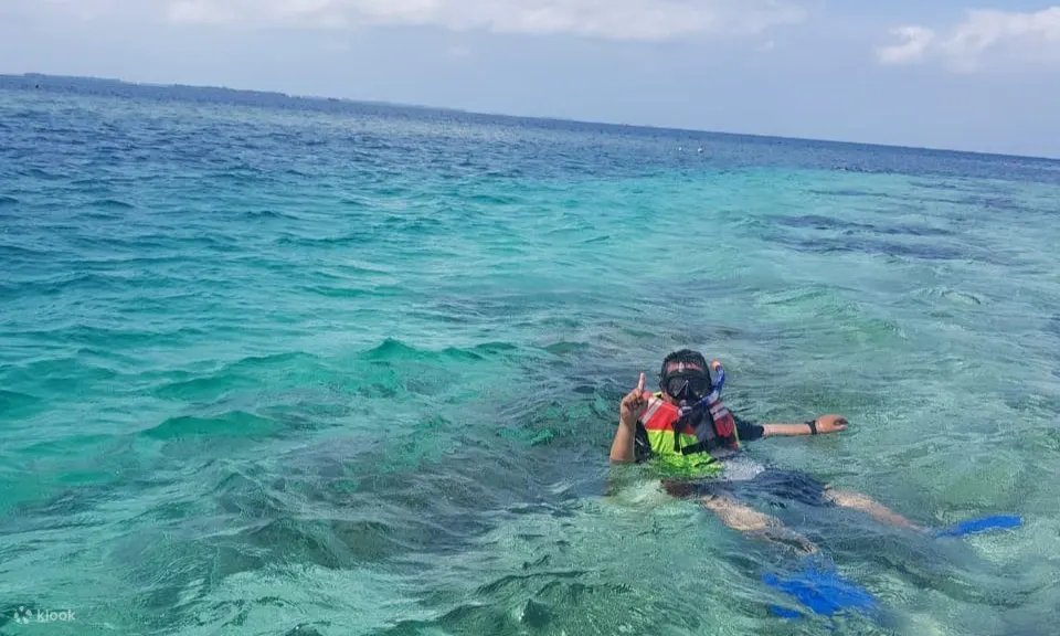在 Pulau Kentut 附近浮潜的人