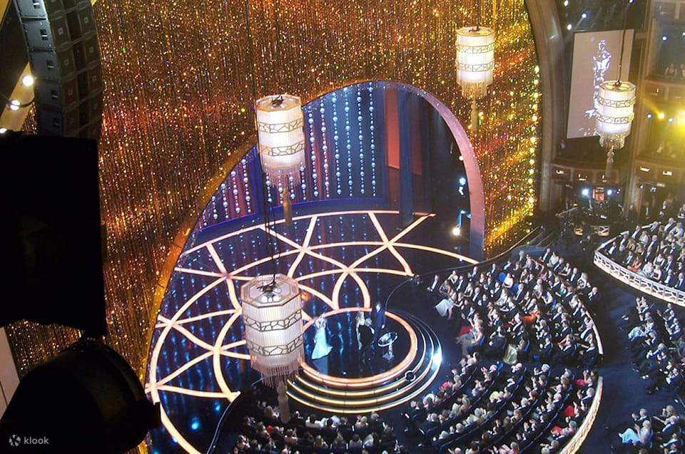 вид на театральную сцену