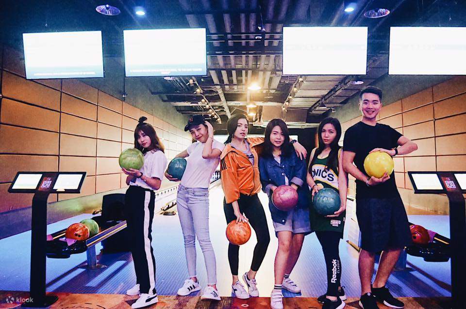 Reebok bowling top
