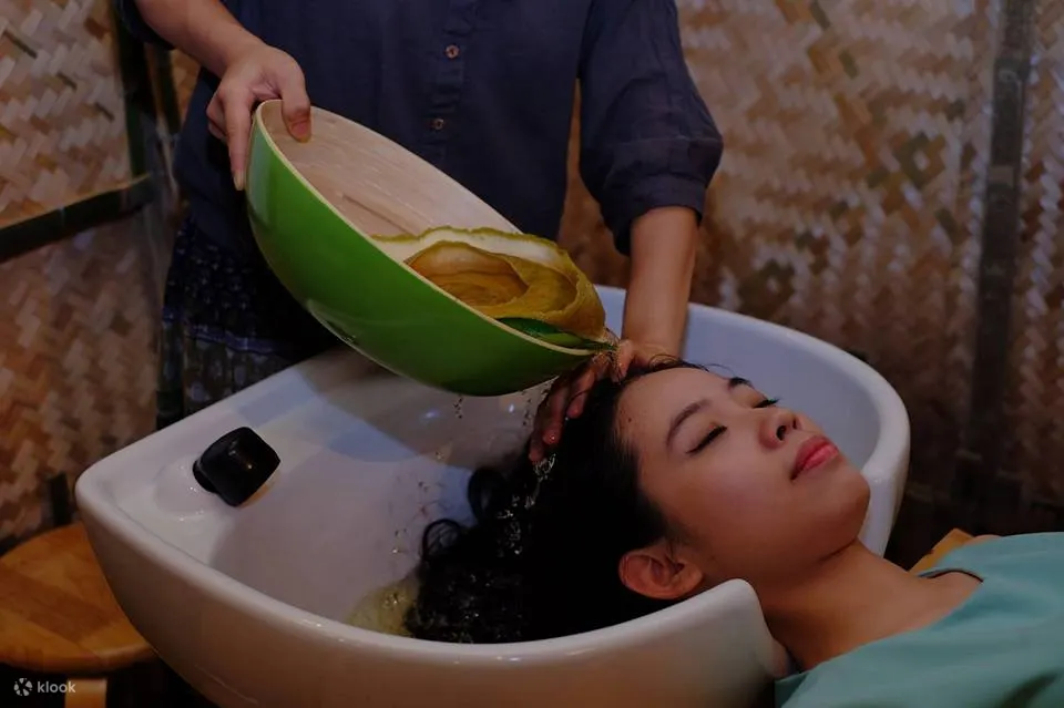 花点时间在西贡的 Que Mot Cuc 水疗中心享受传统的头发护理！